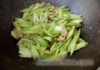 西芹炒肉的做法 步骤8