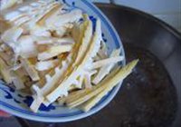 韭菜头炒冬笋的做法 步骤7
