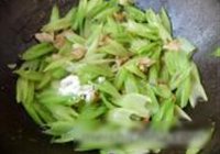 西芹炒肉的做法 步骤7