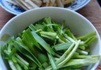韭菜头炒冬笋的做法 步骤4