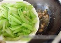 西芹炒肉的做法 步骤6