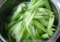 西芹炒肉的做法 步骤2