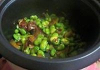 蚕豆炒腊肉的做法 步骤3
