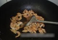 青椒炒肥肠的做法 步骤5