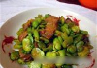 蚕豆炒腊肉的做法 步骤4