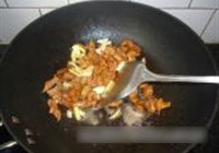 青椒炒肥肠的做法 步骤8
