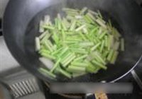 芹菜炒肉丝的做法 步骤6