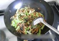 芹菜炒肉丝的做法 步骤12