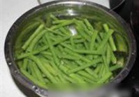 长豆角清炒杏鲍菇的做法 步骤2