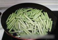 长豆角清炒杏鲍菇的做法 步骤1