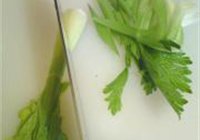 芹菜炒黑木耳的做法 步骤2