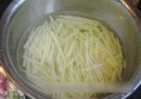 土豆丝炒洋葱丝的做法 步骤2