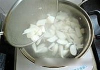 蚝油莴笋炒鸡腿菇的做法 步骤3