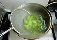 蚝油莴笋炒鸡腿菇的做法 步骤4