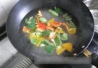 三色彩椒溜肉片的做法 步骤7