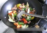 三色彩椒溜肉片的做法 步骤15