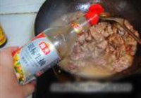 牛腩口蘑炖土豆粉的做法 步骤3