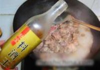 牛腩口蘑炖土豆粉的做法 步骤2