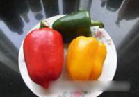 三色彩椒溜肉片的做法 步骤2