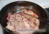 牛腩口蘑炖土豆粉的做法 步骤1
