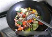 三色彩椒溜肉片的做法 步骤16