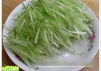 芹菜丝炒肉的做法 步骤1