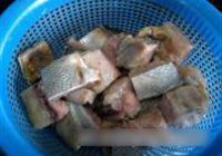 干炸咸大马哈鱼块的做法 步骤1