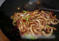 麻辣鱿鱼须的做法 步骤7