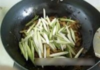 千张蒜苗回锅肉的做法 步骤7