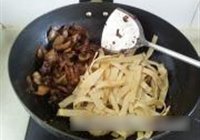 千张蒜苗回锅肉的做法 步骤6