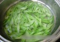 西芹炒百合的做法 步骤2