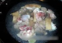 猪手花生煲的做法 步骤2