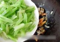 西芹炒百合的做法 步骤7