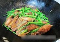 韭菜花炒笔管的做法 步骤5