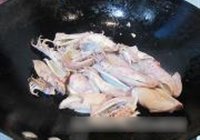 韭菜花炒笔管的做法 步骤2