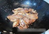 韭菜花炒笔管的做法 步骤3