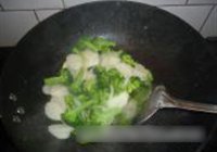 西兰花炒山药的做法 步骤10