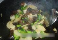 西兰花炒山药的做法 步骤12