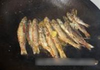 香煎小鲫鱼的做法 步骤4