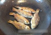 木耳烧鲫鱼的做法 步骤5