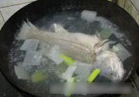清蒸鲈鱼的做法 步骤3