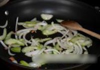 青红辣椒炒鸭丝的做法 步骤3