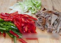 青红辣椒炒鸭丝的做法 步骤1