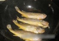 黄花鱼炖豆腐的做法 步骤4