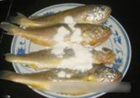 黄花鱼炖豆腐的做法 步骤3