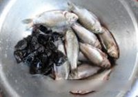 木耳烧鲫鱼的做法 步骤1