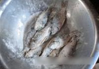 木耳烧鲫鱼的做法 步骤3