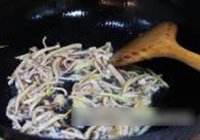 鱿鱼爆黄豆芽的做法 步骤5