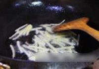 鱿鱼爆黄豆芽的做法 步骤4