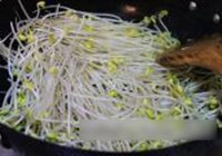 鱿鱼爆黄豆芽的做法 步骤2